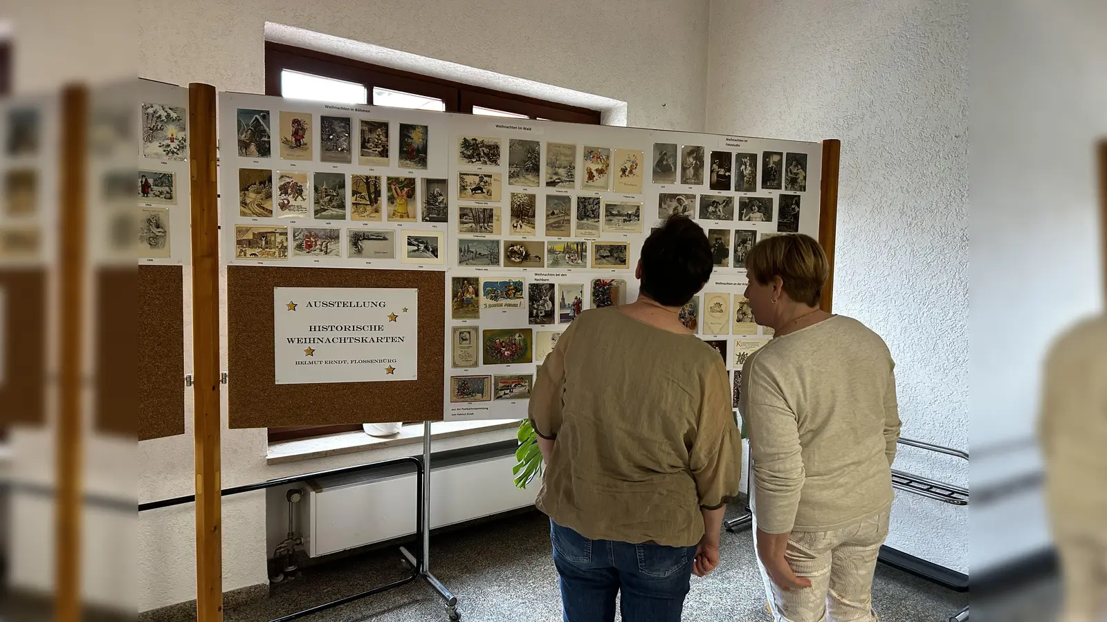 Historische Weihnachtskarten aus den Jahren 1900 bis 1965 aus dem Bestand von Helmut Erndt aus Flossenbürg sind derzeit in einer Sonderausstellung im Rathaus Moosbach zu sehen. (Bild: Claudia Rieß)