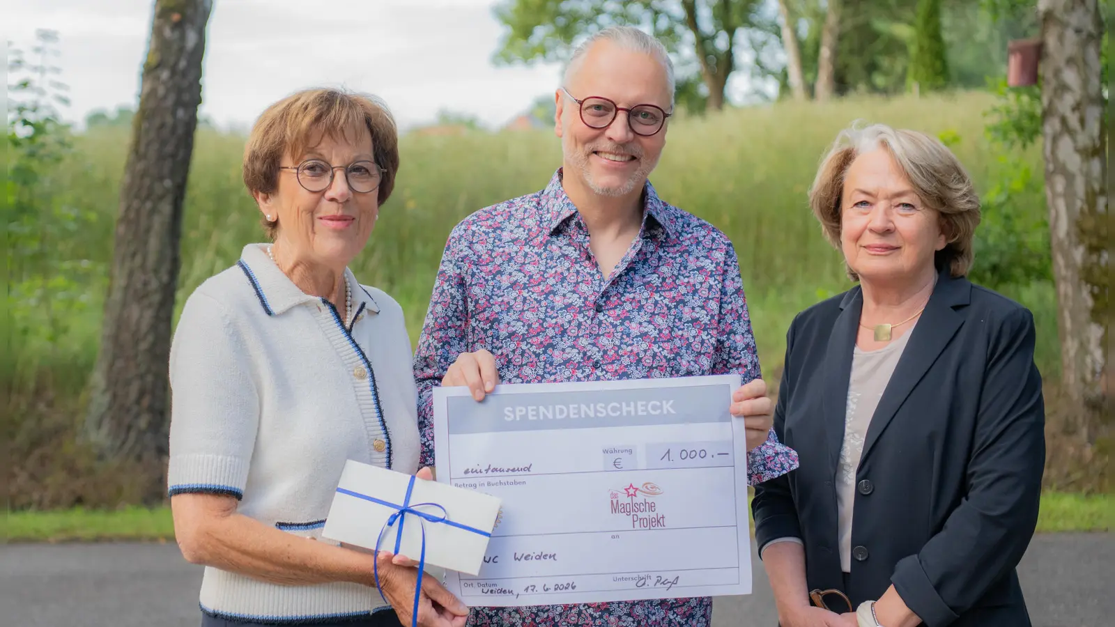 Inner Wheel Präsidentin Sibille Petzold und Inner Wheel Hilfswerk Vorsitzende Anna Preuss freuen sich mit Michael Richthammer vom Magischen Projekt (Bild: Petra Jüttner)