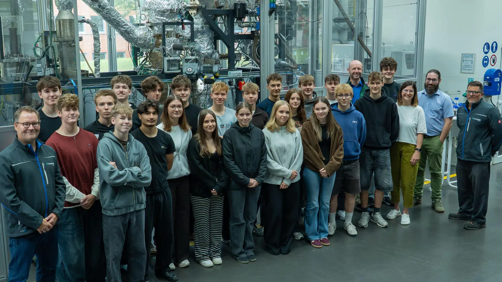 Klasse 11B im Pyrolyse-Technikum zusammen mit Herrn Betsch, Herrn Schienle, Frau Wolf, Herrn Rosenberger und Herrn Binder. (Bild: Sabrina Bauer)