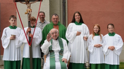 Pfarrer Josef Höning (sitzend) mit Pfarrer Matthias Nowotny, Mesner Alfons Scharnagl und den Ministranten (Bild: Martin Thoma)