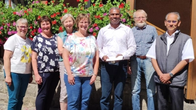 Vorstandschaft der KLB Kirchendemenreuth übergibt Spende an Pfarrer Pennoraj Tharmakkan (3. von rechts)  (Bild: Gabriele Kellner-Hirschmann)