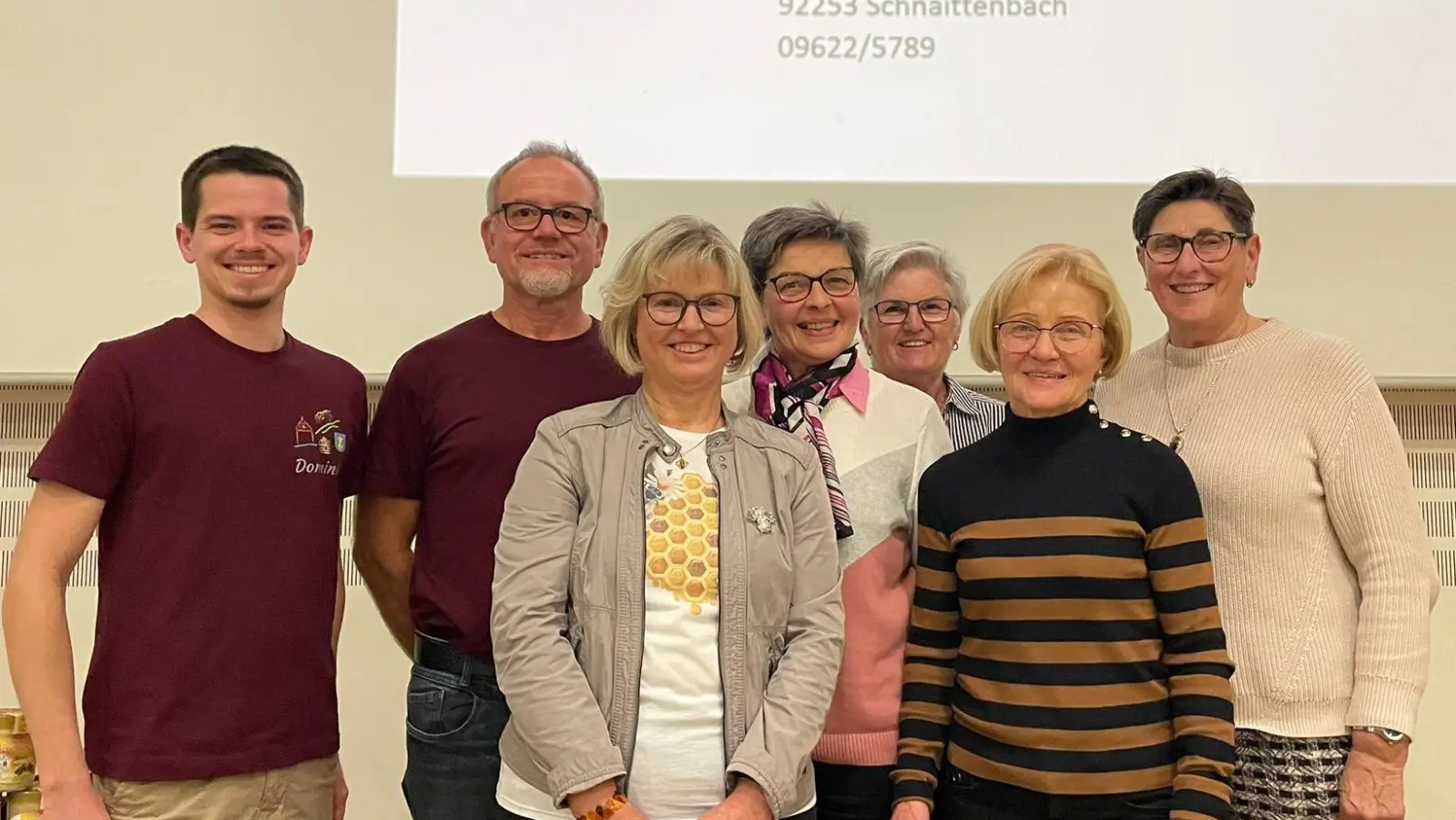 Die Organisatoren: von links: Dominik Bauer, Günter Demleitner - beide Imkerverein, Corinna Stoiber - Apothekerin &amp; Heilpraktikerin, Luzia Stingl, Maria Kraus, Annelies Pilarski, Inge Daller - Vorstandsteam Frauenbund. (Bild: Anita Hartmann)