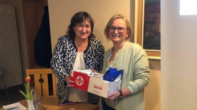 VdK-Vorsitzende Marianne Schieder bedankt sich bei Referentin Christa Mösbauer (Bild: Marianne Schieder)