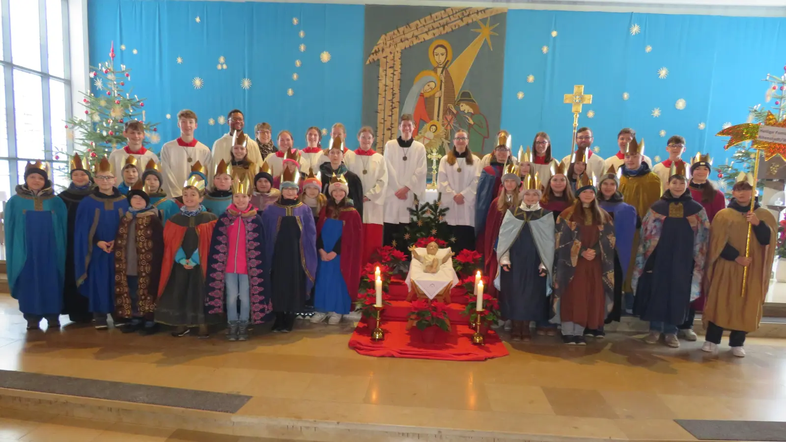 35 Ministranten sammelten in Altenstadt bei der Sternsingeraktion Spenden für Kinder in Bangladesch.  (Bild: Johann Adam)