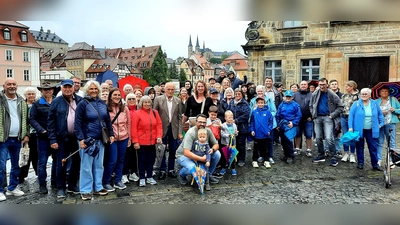 Die Teilnehmer des Schnupfer-Clubs Latsch stellten sich nach der Schifffahrt zum Gruppenfoto auf. Im Hintergrund ragen die Türme des Michaelsbergs über das historische Schlachthaus. (Bild: Günther Magerl)