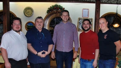 Die Spendenübergabe an den Bürgermeister erfolgte mit Maximilian Vogel von den Peterhofkeglern, Josef Lutter vom Lehentaler Heimatverein, Etzelwangs Bürgermeister Roman Berr, Adrian Lutter und Florian Hollederer, beide von der Freiwilligen Feuerwehr Lehendorf (von links). (Bild: Leonhard Ehras)