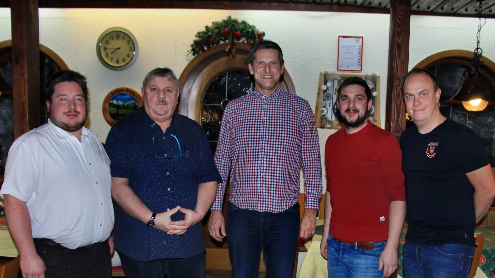 Die Spendenübergabe an den Bürgermeister erfolgte mit Maximilian Vogel von den Peterhofkeglern, Josef Lutter vom Lehentaler Heimatverein, Etzelwangs Bürgermeister Roman Berr, Adrian Lutter und Florian Hollederer, beide von der Freiwilligen Feuerwehr Lehendorf (von links). (Bild: Leonhard Ehras)