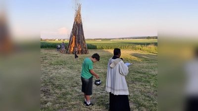 Pfarrer Celestine bei der Segnung des Feuers. (Bild: Andreas Birner)