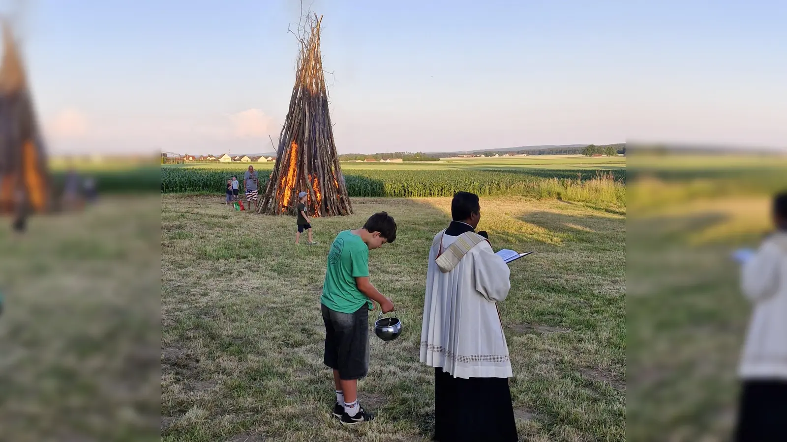 Pfarrer Celestine bei der Segnung des Feuers. (Bild: Andreas Birner)