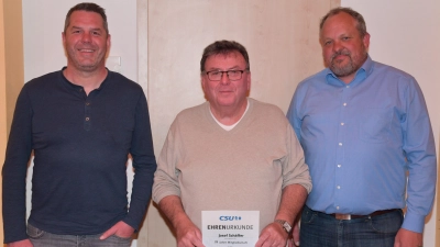 Josef Schäffer (Mitte) mit den beiden Vorsitzenden (von links) Thomas Walz und Christian Drexler) erhält die Ehrenurkunde für 25 Jahre Mitgliedschaft bei der CSU.  (Bild: Alfred Schorner)
