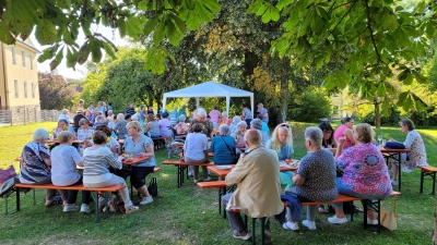 Einen vergnüglichen und lauen Sommerabend durften die Besucher des Sommerfestes im herrlichen Pfarrgarten erleben. (Bild: Edeltraud Sperber)