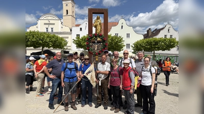 Gruppe der Waldsassener Fußwallfahrer vor der Mariensäule in Frontenhausen (Bild: Markus Scharnagl)