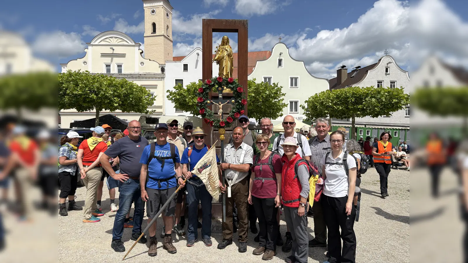Gruppe der Waldsassener Fußwallfahrer vor der Mariensäule in Frontenhausen (Bild: Markus Scharnagl)