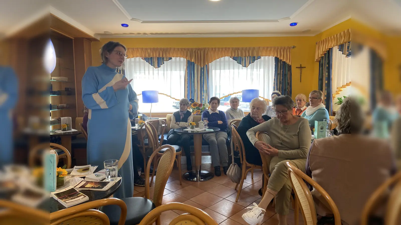 Chefärztin Dr. Stephanie Kuchlbauer referiert beim Seniorennachmittag im Café Seegerer über Palliativmedizin. (Bild: Josef Glas)