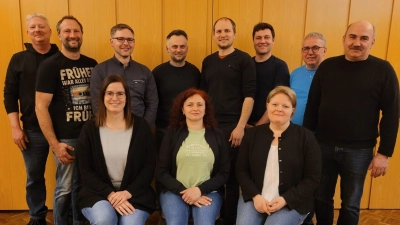 Die neu gewählte Vorstandschaft: Hinten von links: Robert Scharnagl, Tobias Busch, Stefan Götz, Andreas Kick, Jakob Walberer, Johannes Meyer, Rainer Lindner, Johann Ruprecht Vorne v. links: Andrea Landgraf, Monika Burger, Sabine Rinderer (Bild: Markus Pöllath)