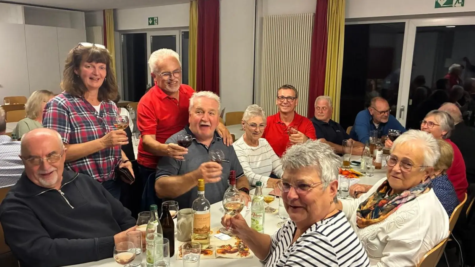 Fröhliche Gäste beim Weinfest der SPD in Bechtsrieth (Bild: Marion Wirth)