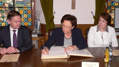 Im Mai 2017 trug sich Sozialministerin Emilia Müller ins Goldene Buch der Stadt ein: „Beim Besuch in Eschenbach konnte ich die positive Stimmung der Gemeinschaft 'Hand in Hand' erleben- ich war begeistert.” (Bild: Walther Hermann)