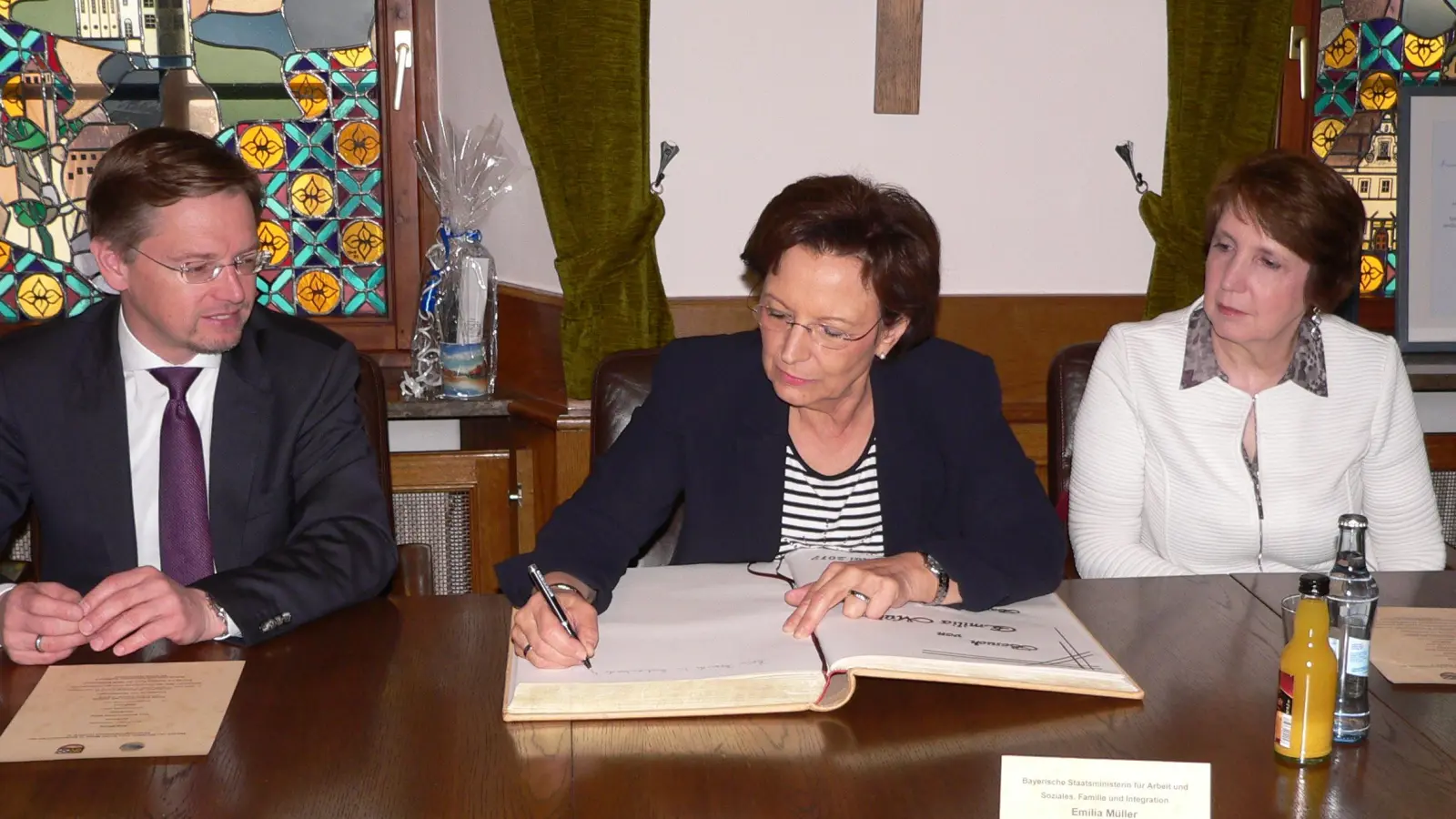 Im Mai 2017 trug sich Sozialministerin Emilia Müller ins Goldene Buch der Stadt ein: „Beim Besuch in Eschenbach konnte ich die positive Stimmung der Gemeinschaft 'Hand in Hand' erleben- ich war begeistert.” (Bild: Walther Hermann)