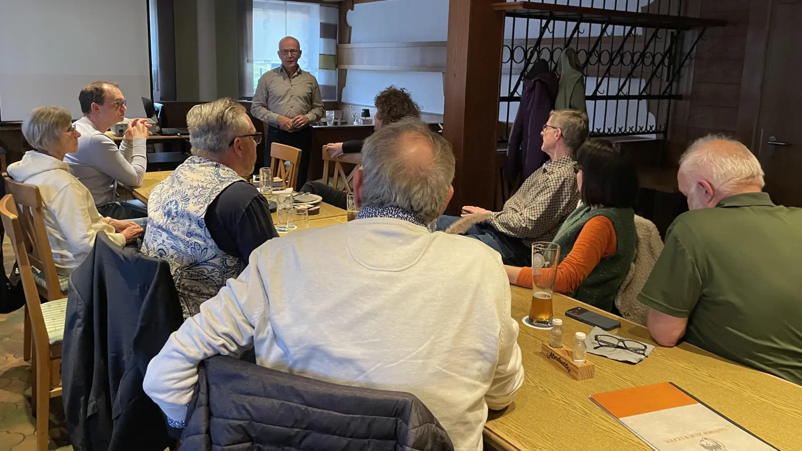 Teilnehmerinnen und Teilnehmer des Cybersecurity-Vortrags im Gasthaus „Zum Wulfen“ mit Referent Werner Winter (Mitte, hinten). Die von Pro Su-Ro organisierte Veranstaltung vermittelte praxisnahe Einblicke in den Schutz vor Cyberangriffen. (Bild: Yvonne Rösel)