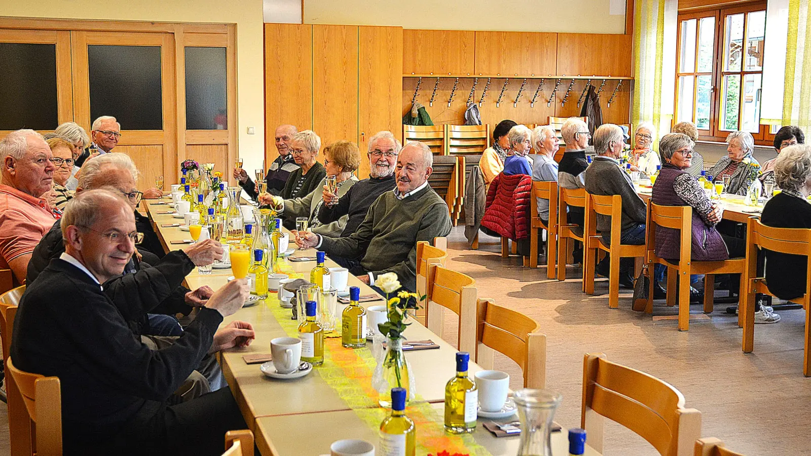 Prosit und alles erdenklich Gute zum Geburtstag. Pfarrer Johann Hofmann (vorne li.) stößt mit den Jubilaren auf ihren runden Geburtstag an. (Bild: Fritz Dietl)