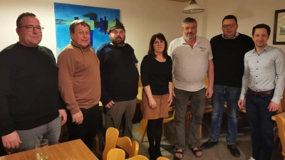 von links: Patrick Goß neu als Beisitzer, Gerhard Reissner, Michael Preuschl, Gabi Strauß, Josef Schreglmann, Dominik Fraunholz als neuer Vorsitzender und Max Strauß. (Bild: Herbert Ziegler)