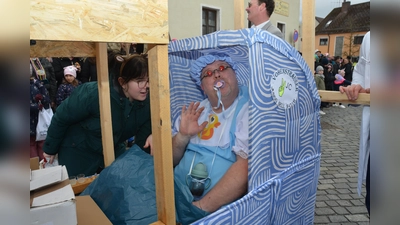 Das Riesenbaby hatte allemal Spaß beim letztjährigen Umzug.  (Archivbild: Elisabeth Dobmayer)