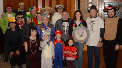 Ausgelassene maskierte Bruderbundschützen mit Scheibengewinnerin Kerstin Pilhofer. (Bild: Erwin Kolb)