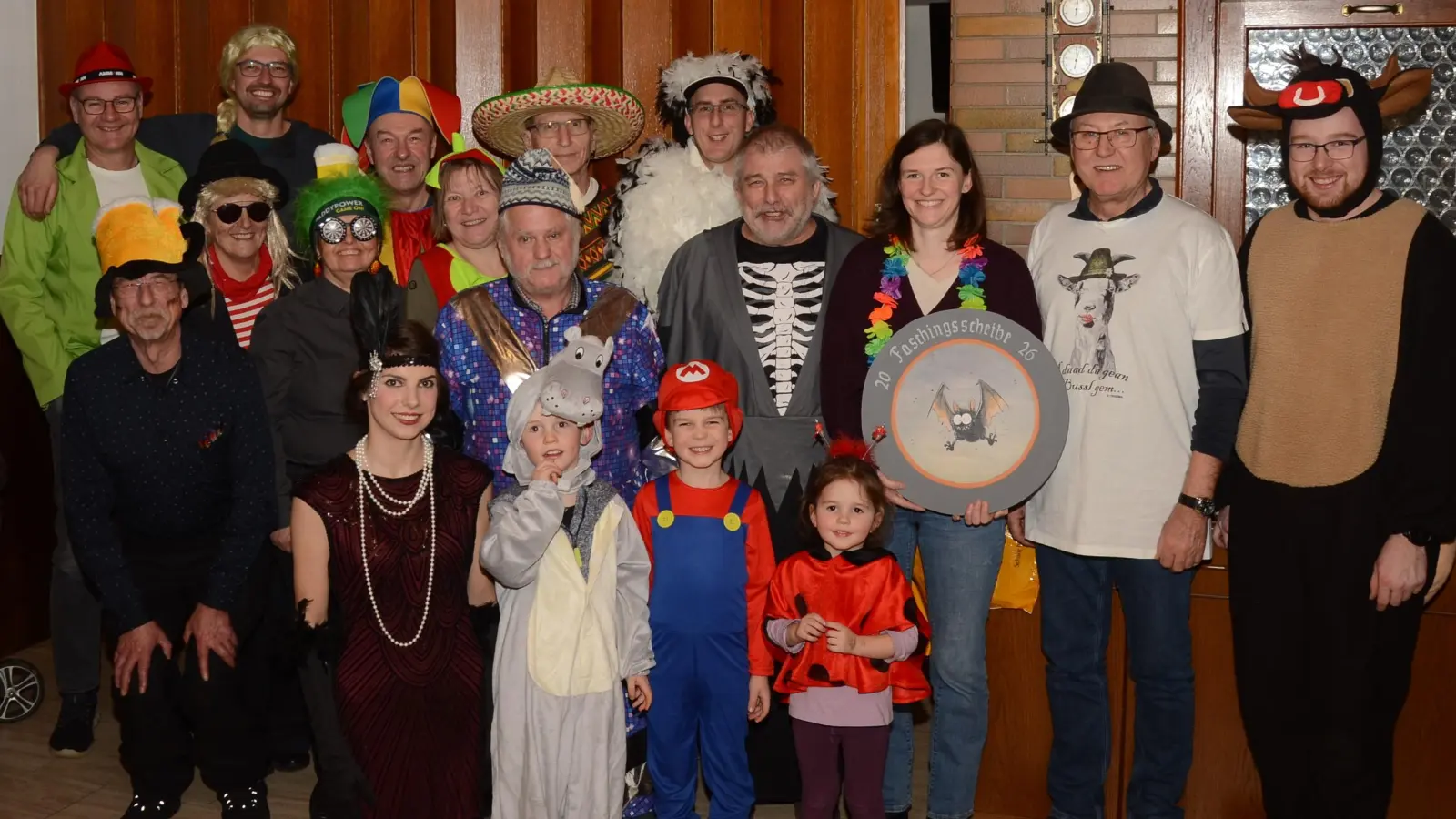 Ausgelassene maskierte Bruderbundschützen mit Scheibengewinnerin Kerstin Pilhofer. (Bild: Erwin Kolb)