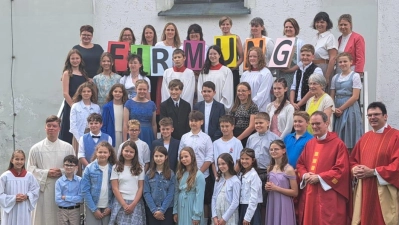 Die neugefirmten Jugendlichen mit ihren Firmteamerinnen (hintere Reihe), dem Firmspender Domkapitular Michael Dreßel (1. Reihe, 2.v.r.), Pfarrer Wolfgang Dietz (1. Reihe, ganz rechts), Gemeindereferent Christian Glaser (1. Reihe, 2.v.l.), der Pfarrgemeinderatsprecher Barbara Wirnshofer (mittlere Reihe, rechts) und den Ministranten (Bild: Willibald Kulzer jun.)