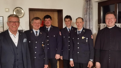 Von links:<br>Bürgermeister Franz Stahl; Vorstand Hubert Schuller; Kommandant und zweiter Vorstand Christian Schuller; Schriftführer Hubert Mayerhöfer; Kassier Erhard Richtmann; Kaplan Alexander Röse. (Bild: Hubert Schuller)