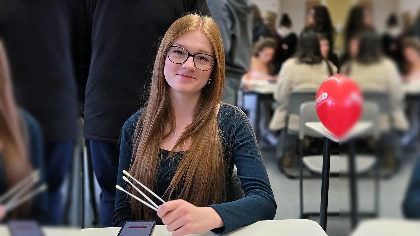 Eigenständig und gut informiert: Schülerinnen und Schüler unterstützen die DKMS‑Registrierung am BSZ Amberg. (Bild: Heidi Selch-Witt)