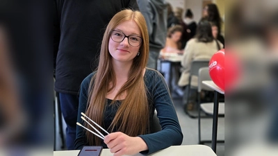 Eigenständig und gut informiert: Schülerinnen und Schüler unterstützen die DKMS‑Registrierung am BSZ Amberg. (Bild: Heidi Selch-Witt)