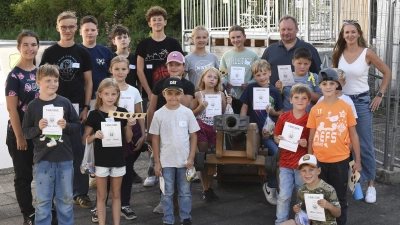 Urkunden und Kleine Preise für die Kinder (Bild: Bernhard Lang)