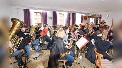 das Bild zeigt die Musikerinnen und Musiker im Schiml Saal in Kirchendemenreuth  (Bild: Gisela Witt)