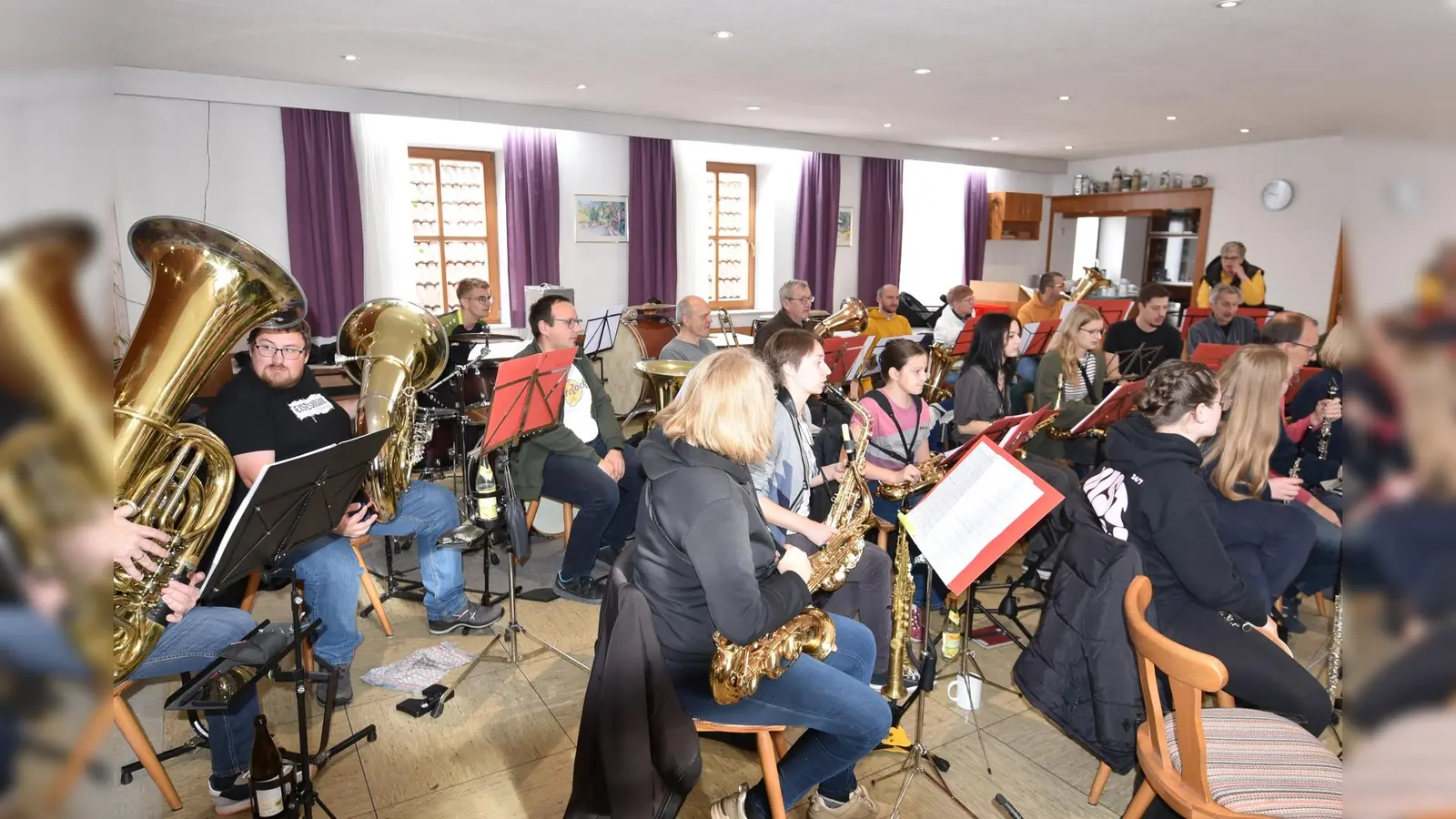 das Bild zeigt die Musikerinnen und Musiker im Schiml Saal in Kirchendemenreuth  (Bild: Gisela Witt)