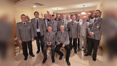 Von links stehend: 1. Vorsitzender Kraus Gerhard, Holländer Michael, Massenbichler Franz, Meyer Ludwig, 1. Bürgermeister Gemeinde Mähring Schöner Franz, Schneider Josef, Wolfrum Alois, Meyer Heiko, Fischer Markus, Mark Reinhard, Martin Reißnecker, Schneider Martin.<br>Von links sitzend: Übelacker Wolfgang,Hecht Michael sen. (Bild: Maria-Sofie Schneider)