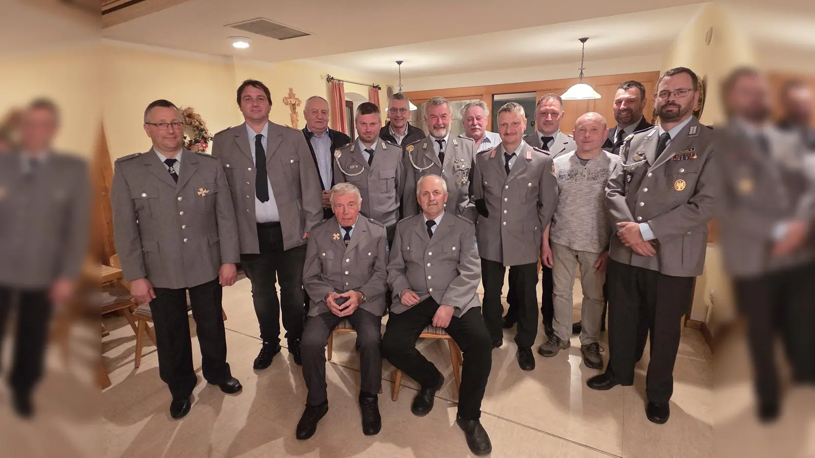 Von links stehend: 1. Vorsitzender Kraus Gerhard, Holländer Michael, Massenbichler Franz, Meyer Ludwig, 1. Bürgermeister Gemeinde Mähring Schöner Franz, Schneider Josef, Wolfrum Alois, Meyer Heiko, Fischer Markus, Mark Reinhard, Martin Reißnecker, Schneider Martin.<br>Von links sitzend: Übelacker Wolfgang,Hecht Michael sen. (Bild: Maria-Sofie Schneider)