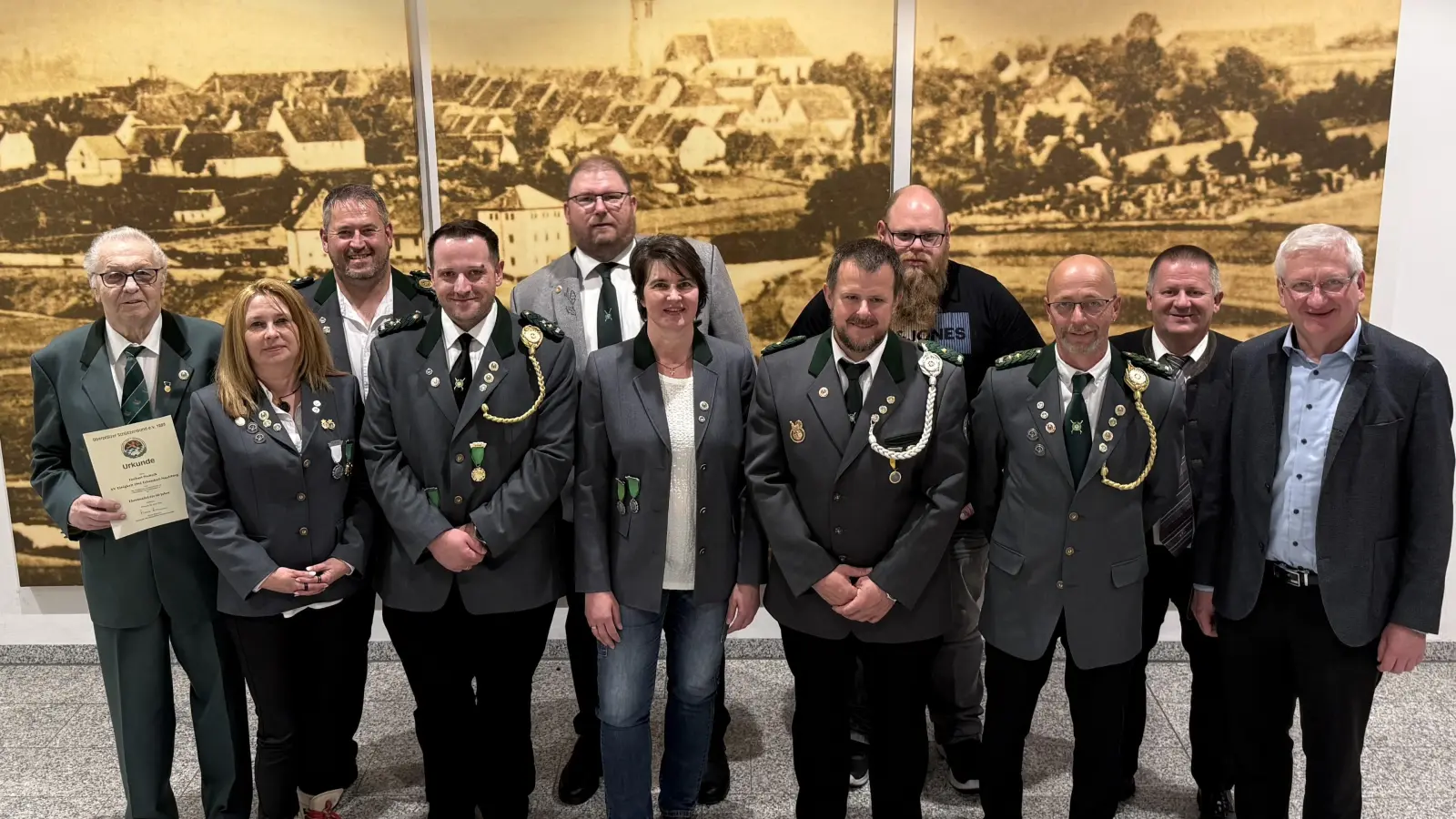 Von links: Herbert Stattnik, Cornelia Glaser, Stefan Pregler, Alexander Nowak, Tobias Meinzinger, Margit Meier, Andrè Klose, Christopher Linkel, Thomas Glaser, Wolfgang Schlicht, BGM Johannes Reger. (Bild: Melissa Wagner)