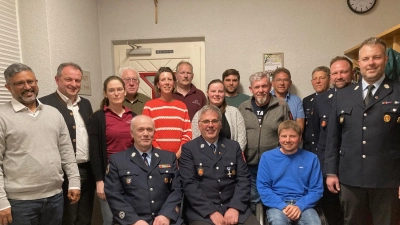  Die neu und wiedergewählte Vorstandschaft der Michldorfer FFW mit Harald Dirnberger der sein Amt an Günter Ott (sitzend von links) weitergab mit Pater Jo Jovilla und Bürgermeister Anton Kappl (von links) und KBM Christian Demleitner (Dritter von rechts). (Bild: Sieglinde Schärtl)