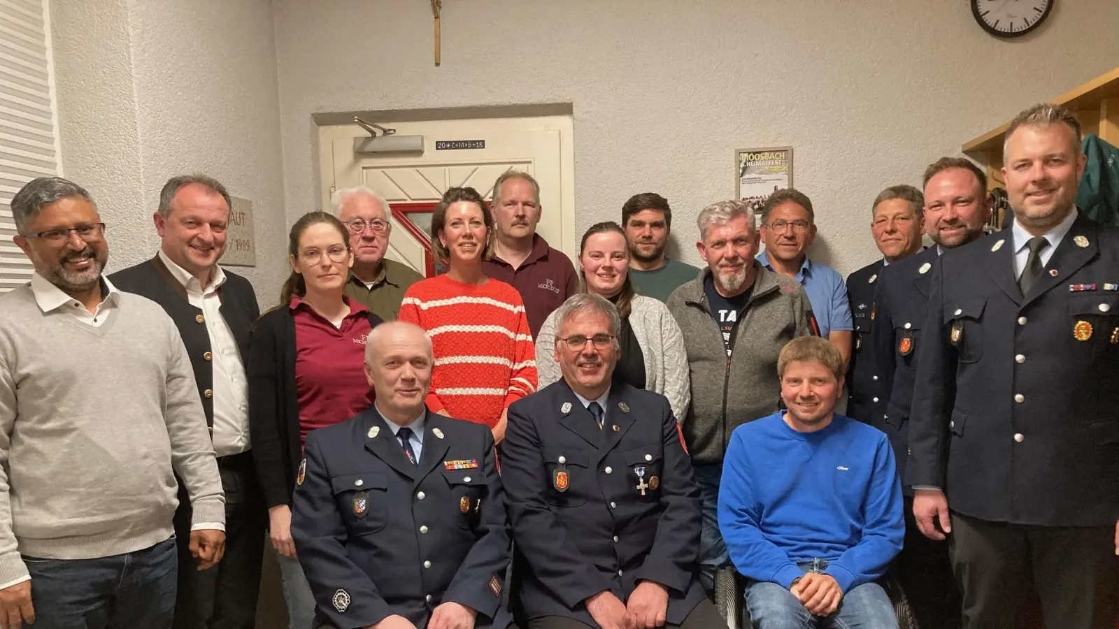  Die neu und wiedergewählte Vorstandschaft der Michldorfer FFW mit Harald Dirnberger der sein Amt an Günter Ott (sitzend von links) weitergab mit Pater Jo Jovilla und Bürgermeister Anton Kappl (von links) und KBM Christian Demleitner (Dritter von rechts). (Bild: Sieglinde Schärtl)