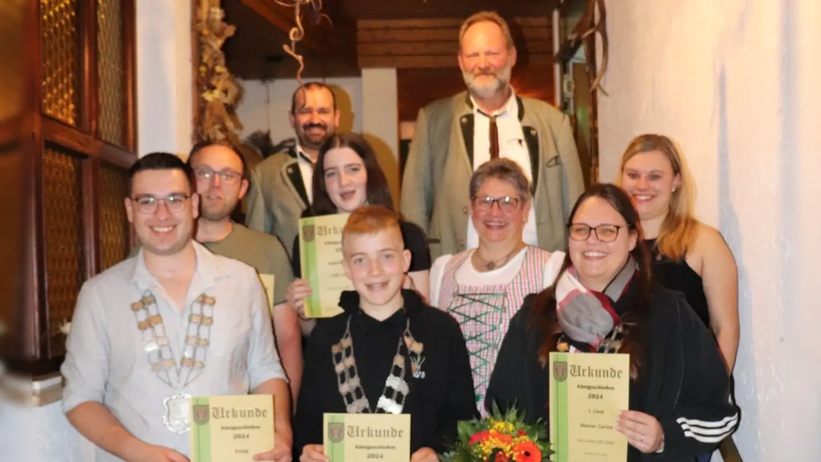 Auszeichnungen für die Almrausch Schützen.  (Bild: Michael Schaller)