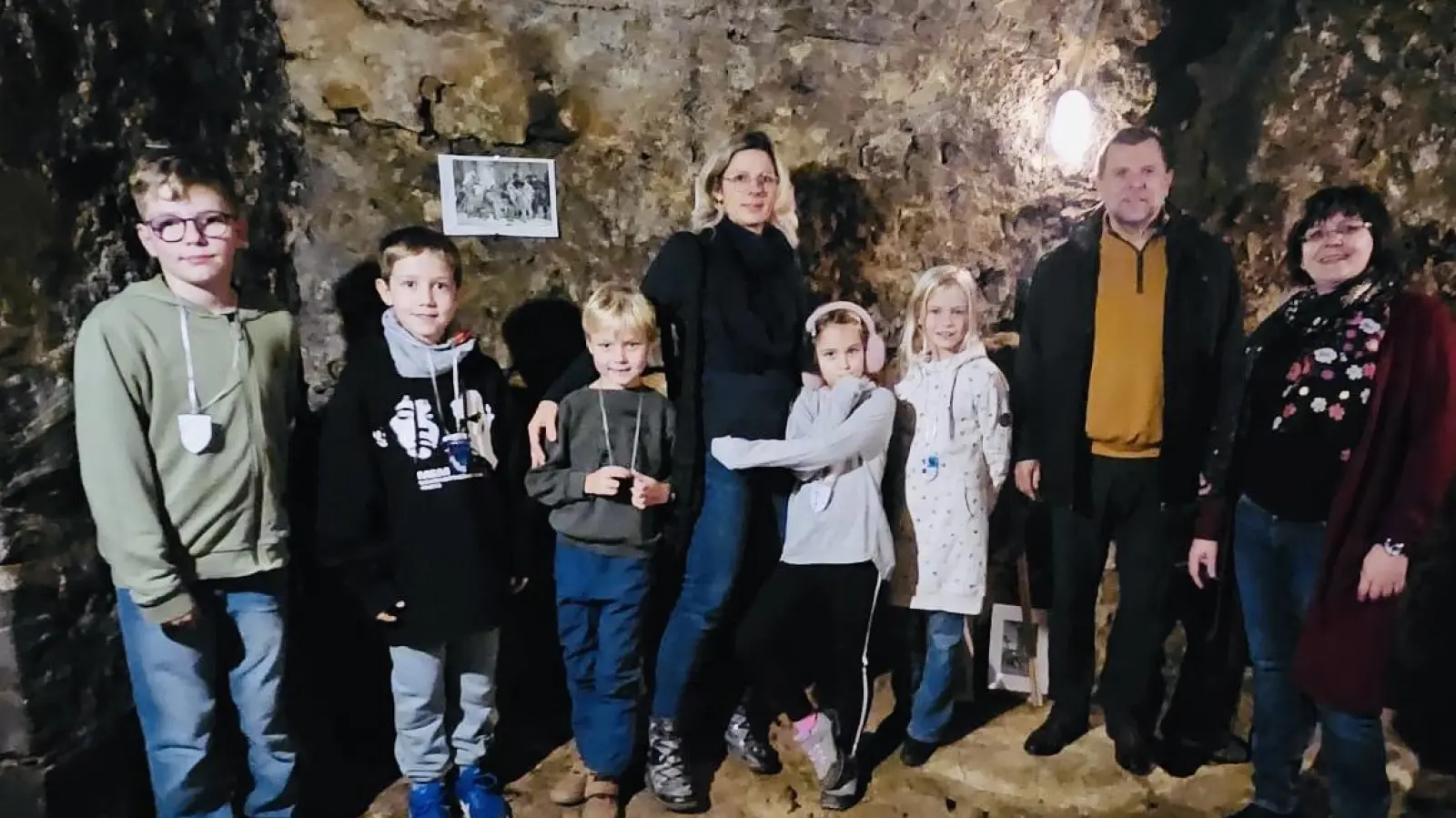 Vorsitzende der Frauen-Union, Eva Fröhlich (Mitte), mit Teilnehmerinnen und Teilnehmern sowie dem Zweiten Bürgermeister Günter Koller und Mitorganisatorin Tanja Weiß im Lochgefängnis. Nicht im Bild: Evi Rauch und Ruth Kern (Frauen-Union). (Bild: Eva Fröhlich)