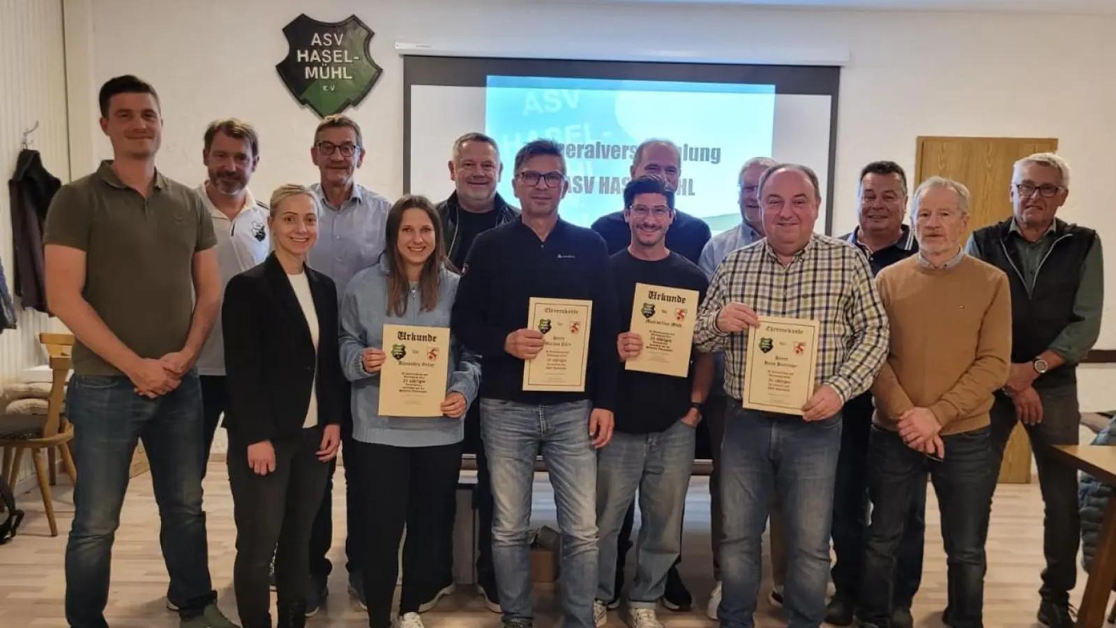 Geehrte mit den Vorständen Alexander Paintner, Thorsten Kraft u. 2. BGM Elisabeth Gruber (v.l.n.r.) (Bild: Peter Meier)