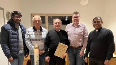 Auf dem Bild von links: Pfarrvikar Pater Arul, Sprecher Leitungsteam Walter Pirner, Gerhard Greger, Dr. Stefan König, Präses Pfarrer Julius. (Bild: Alexander Hörl )