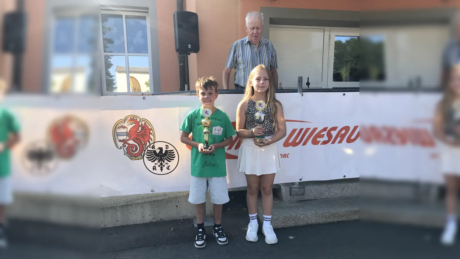 Die Besten beim ADAC Fahrradturnier des MSC Wiesau Leonard Schuller (Bester Junge) und Mia Fürnrohr (Bestes Mädchen). Im Hintergrund der Verkehrsreferent des MSC Wiesau Franz Negratschker Sen. (Bild: Karl-Heinz Dietrich )