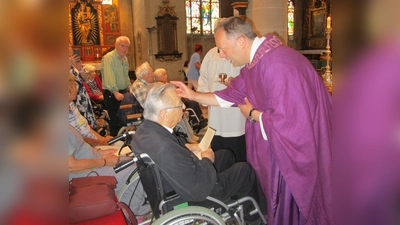 Stadtpfarrer Thomas Helm und Pater Seraphim erteilten Seniorinnen und Senioren aus dem Caritas-Altenheim Marienheim die Krankensalbung. (Bild: Daniela Donhauser)