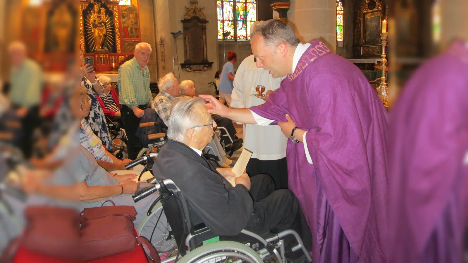 Stadtpfarrer Thomas Helm und Pater Seraphim erteilten Seniorinnen und Senioren aus dem Caritas-Altenheim Marienheim die Krankensalbung. (Bild: Daniela Donhauser)