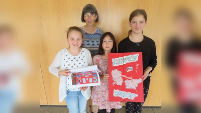 Diese Schülerinnen präsentieren stellvertretend für alle Beteiligten das Lapbook mit geklöppelter Brücke und vielen Informationen in den Aufklappseiten. Die Idee dazu stammt von Fachoberlehrerin Christine Hunger.<br> (Bild: Nikolaus Scherr)