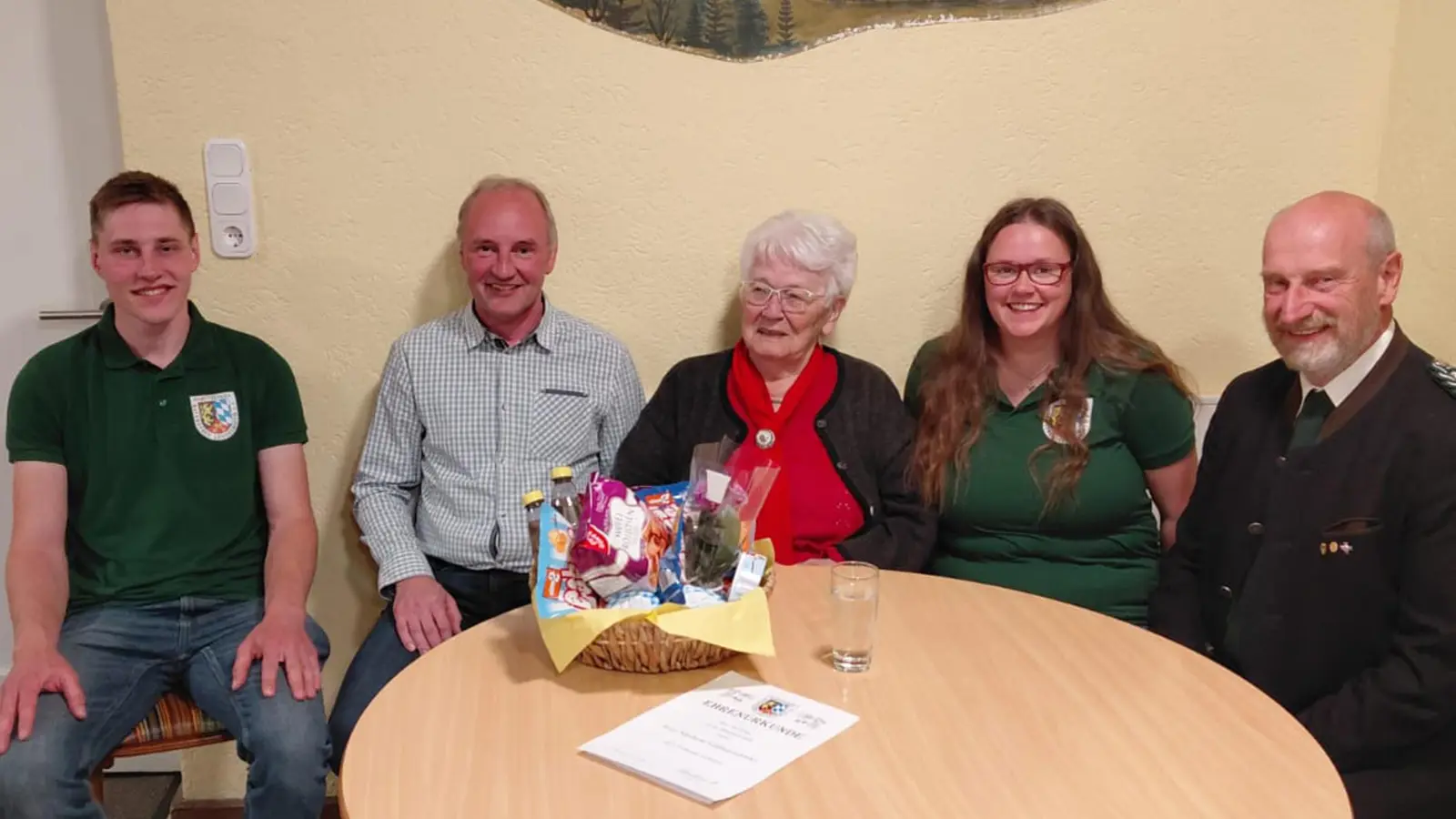 Marlene Gallitzendörfer (Mitte) ist seit 70 Jahren Mitglied der Bayerntreuschützen. Dazu gratulieren Gauschützenmeister Hans Kellner (rechts), die Bayerntreu – Sportleiterin Lena Kellner (Zweite von rechts), stellv. Bayerntreu – Schützenmeister Johannes Kleber (links) und Bürgermeister Georg Bocka (Zweiter von links). (Bild: Julia Lukas)