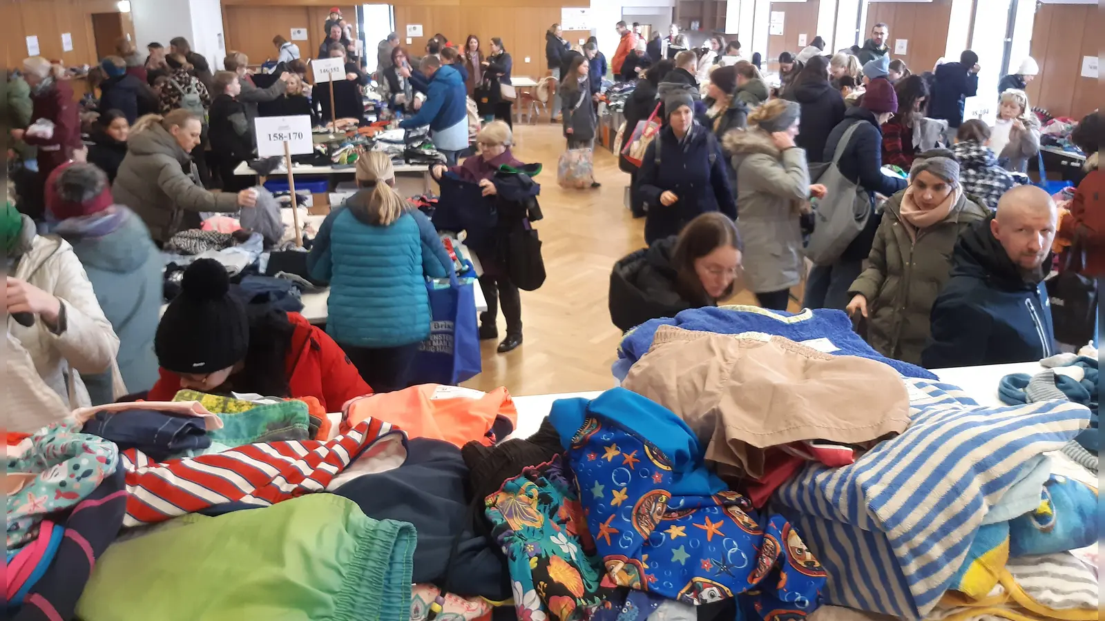 Kurz vor Einlass standen die Käufer bereits Schlange und konnten dann nach Herzenslust shoppen (Bild: Margit Ringer )